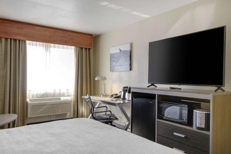 Best Western Plus Peppertree Airport Inn - 43
