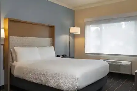 Elk Lake Inn & Suites - 90
