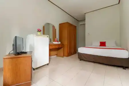 RedDoorz Plus @ Karet Pedurenan 3