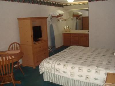 Townhouse Inn & Suites - 17