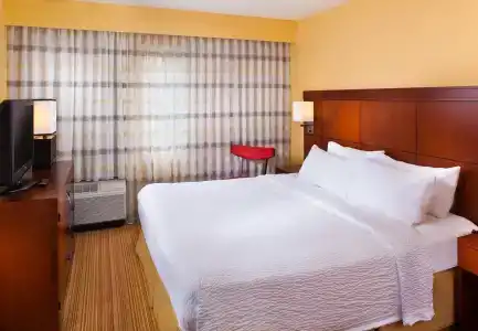 Courtyard by Marriott at Hamilton Place - 5