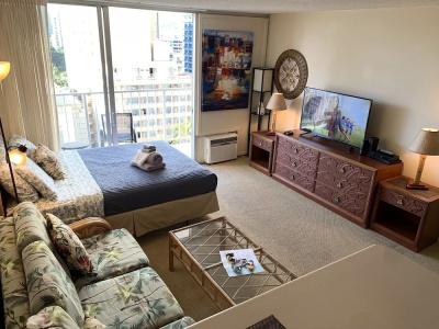 Tropical Studios At Marine Surf Waikiki - Free Parking - Best Location - Full Kitchen - Swimming Pool - 142