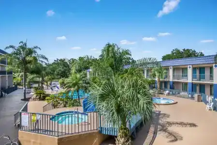 Clarion Inn & Suites Central Beach - 31