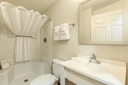 HomeTowne Studios by Red Roof Orlando - Casselberry - 19