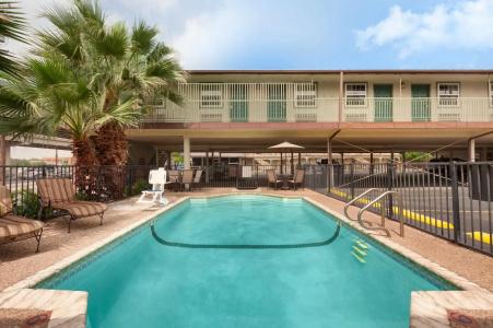Days Inn by Wyndham Austin/University/Downtown - 11