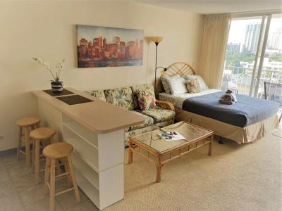 Tropical Studios At Marine Surf Waikiki - Free Parking - Best Location - Full Kitchen - Swimming Pool - 104