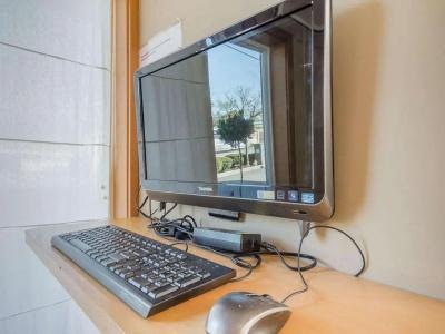 Econo Inn & Suites - - 7