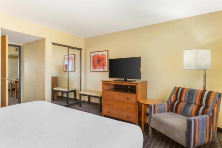 Best Western Plus Thunderbird Suites - 79