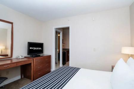 Sandman & Suites West - 68