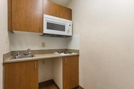 HomeTowne Studios by Red Roof Dallas - - 25