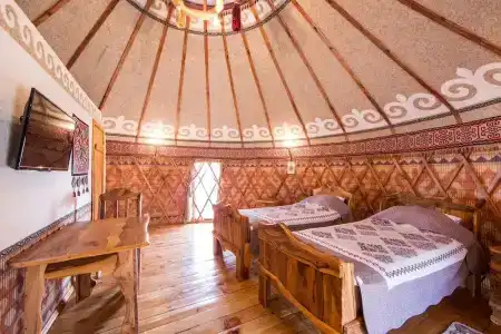 Курорт Алтын Булак на берегу озера - 16