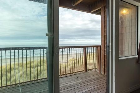 Cozy Cove Beachfront Inn - 6