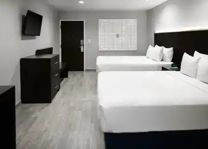 Hollywood Inn Express Lax - 2