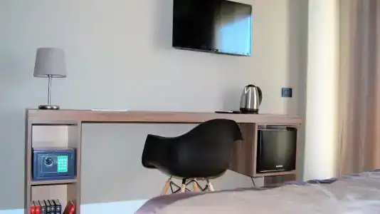 7th Floor Suite - 93