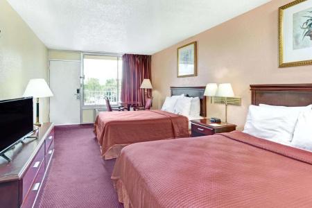 Howard Johnson by Wyndham Tropical Palms - 5