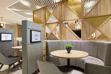 Courtyard by Marriott London City Airport - 8