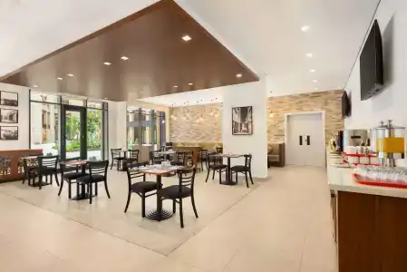Super 8 by Wyndham Dubai Deira - 17