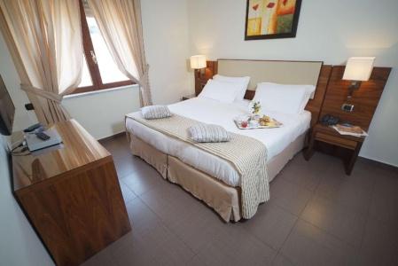 Suites & Residence - 70