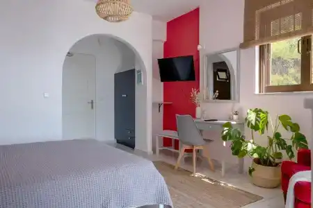 Pefkides Aegina Boutique - 3