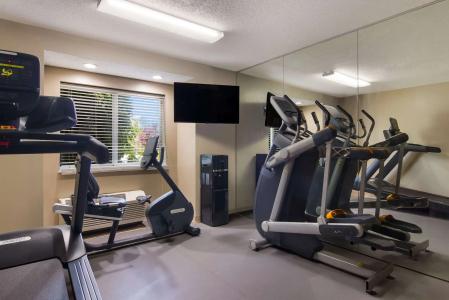 Erie Inn and Suites - 12