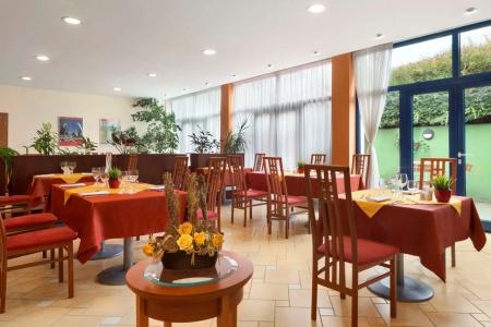 Ramada Airport Prague - 15