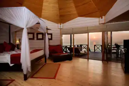 Komandoo Island Resort & Spa - 3
