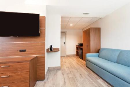 Holiday Inn Express & Suites Beach Beachfront by IHG - 120