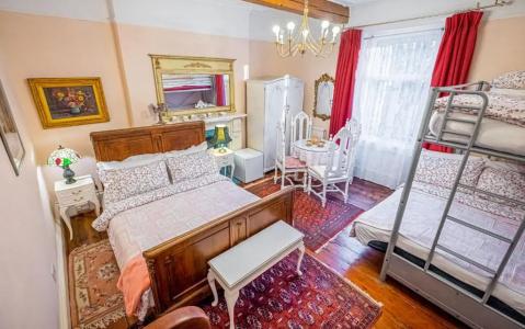 Dawson Place, Juliette's - 21
