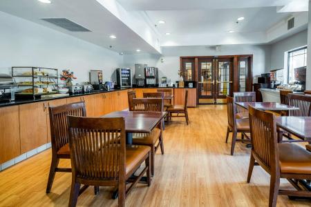 Country Inn & Suites by Radisson, at Mills, CA - 22