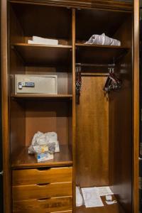 Rosslyn Thracia Sofia - 38