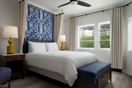 Triada, Autograph Collection - 22