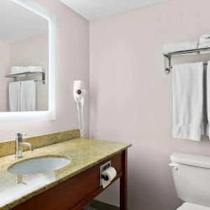 Howard Johnson Plaza by Wyndham - 39