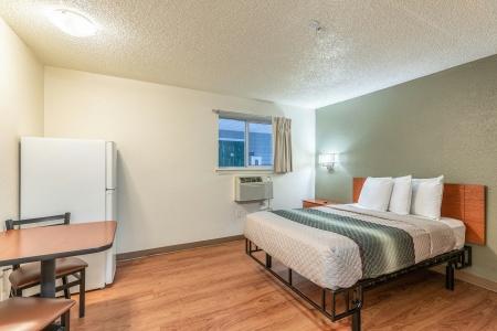 HomeTowne Studios by Red Roof Orlando - Casselberry - 13