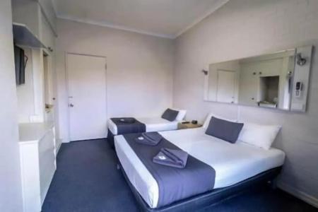 Kingsford Riverside Inn - 16