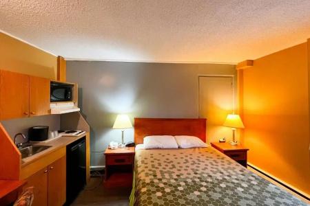Econo Lodge Village - 76