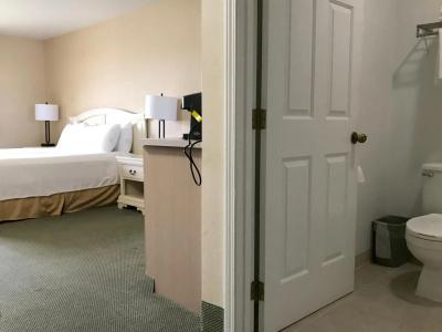 Rogue Regency Inn & Suites - 2