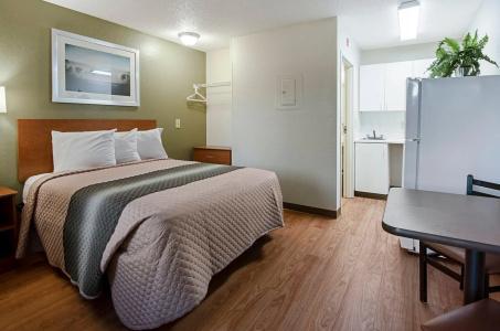 Hometowne Studios by Red Roof - University Pkwy - 17