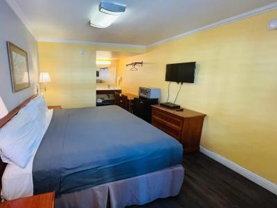 Van Ness Inn - 12