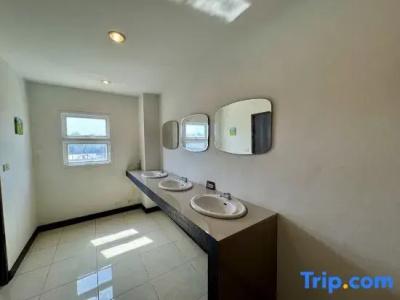 Ananas Phuket Central Hostel - 29