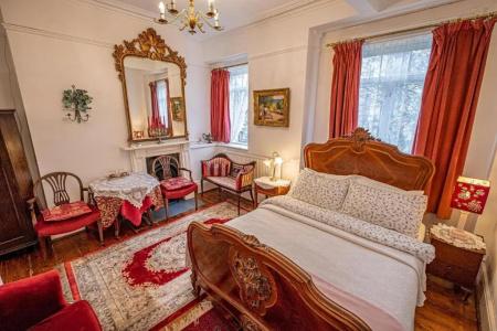 Dawson Place, Juliette's - 34