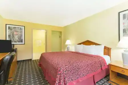 Days Inn by Wyndham Savannah Airport - 29
