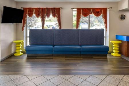 Days Inn & Suites by Wyndham - 10