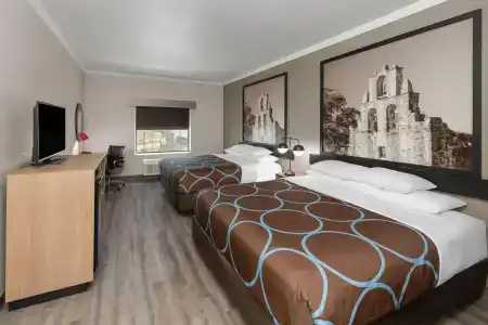 Super 8 by Wyndham San Antonio/Alamodome Area - 15