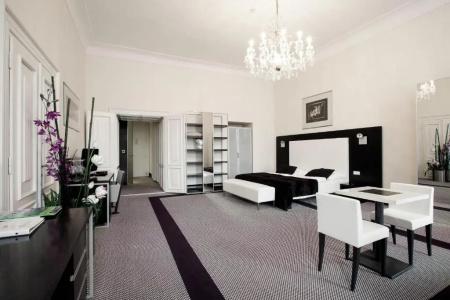 Old Town Square Residence by Emblem - 84