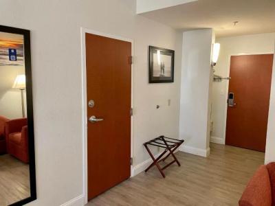 Days Inn & Suites by Wyndham - 43