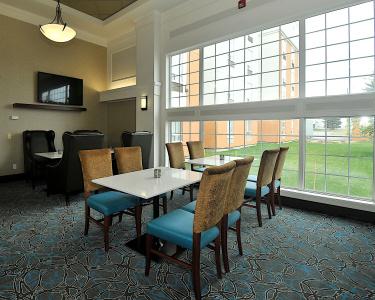 Hampton Inn & Suites by Hilton-Airport - 7