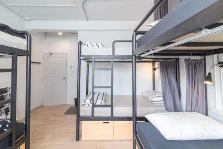 Beige Poshtels + Netflix - 39