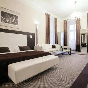 Old Town Square Residence by Emblem - 24