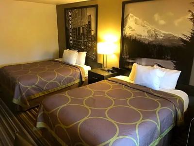 Super 8 by Wyndham Portland Airport - 16