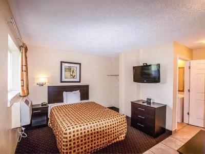HomeTowne Studios by Red Roof Orlando South - 39